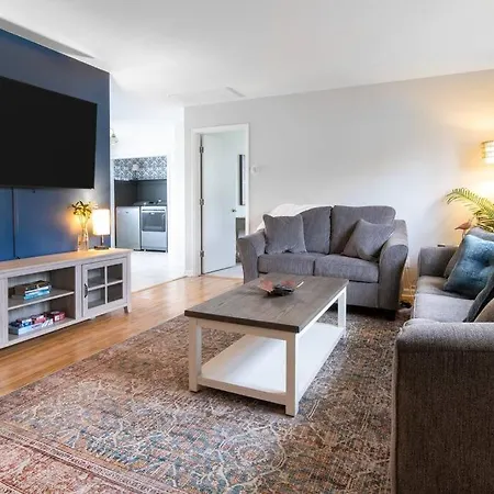 Near Historic Downtown Apex, Sleeps 8, King Bed Villa